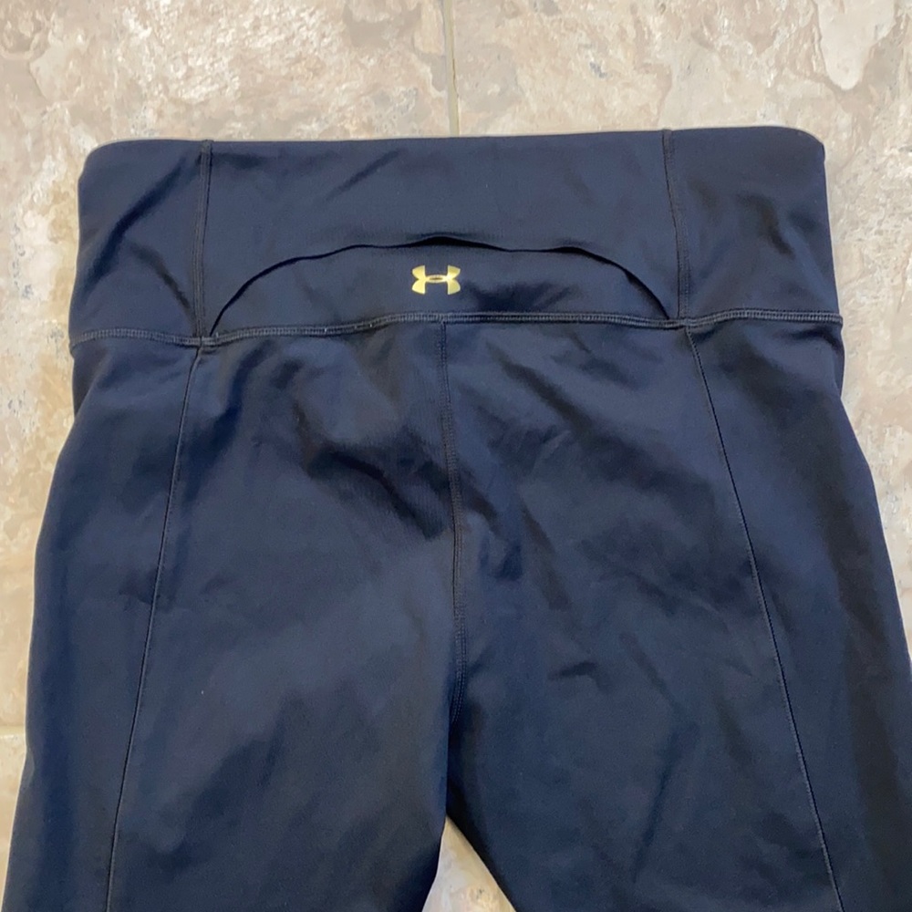 Under Armour women’s black crop leggings